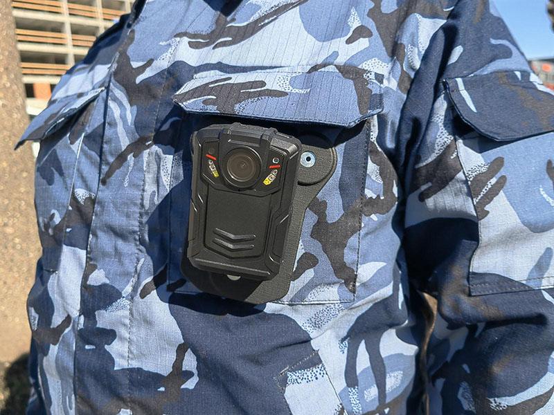 нагрудный видеорегистратор на сотруднике охраны