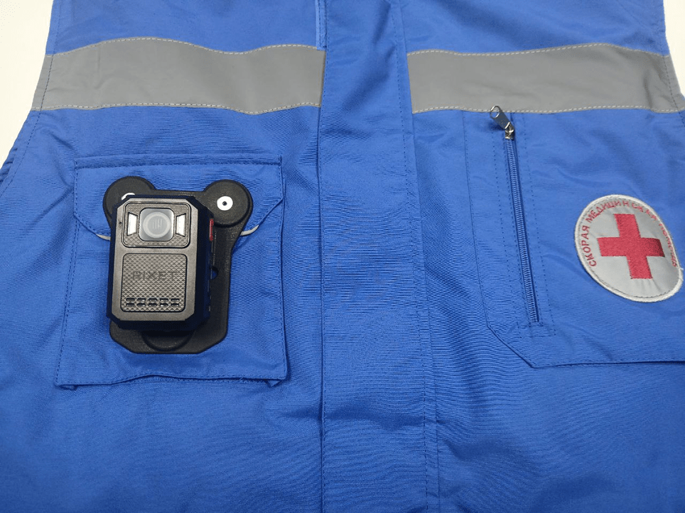 нагрудное крепление видеорегистратора на спецодежде медицинских работников