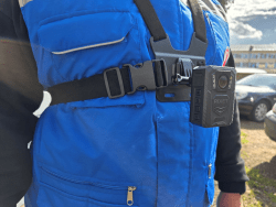 нагрудное крепление персонального видеорегистратора на медицинском работнике