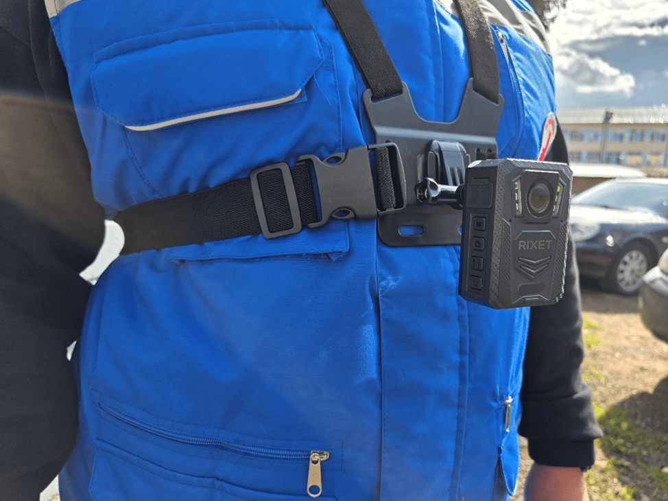 нагрудное крепление персонального видеорегистратора на медицинском работнике