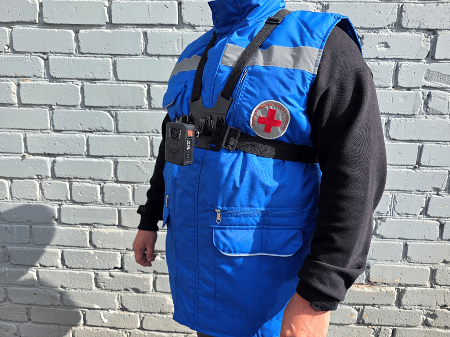 видеорегистратор с нагрудным креплением на мед. работнике