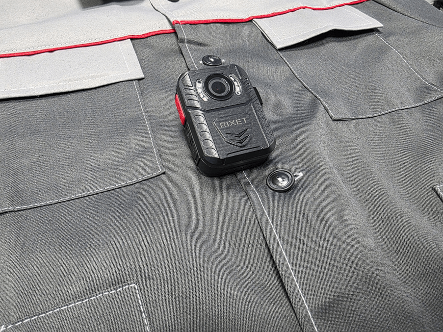 Нагрудный видеорегистратор RX8 на спецодежде