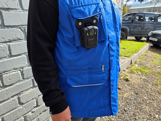 нагрудный видеорегистратор на медицинском работнике