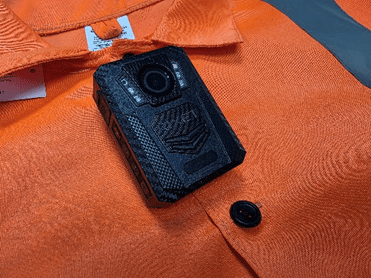 нагрудный видеорегистратор на спецодежде