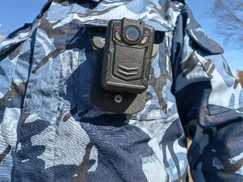 персональный видеорегистратор на сотруднике охраны 