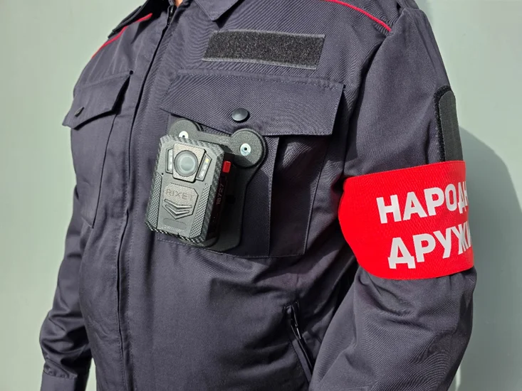 Персональный (нагрудный) видеорегистратор на сотруднике